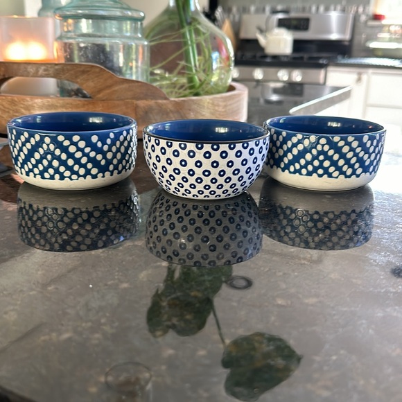 3 threshold, blue and white patterned miniature bowls - Picture 3 of 5